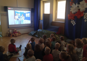 dzieci oglądają interaktywne przedstawienie